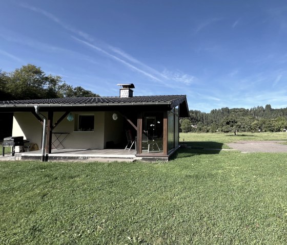 Hausansicht von der Seite mit Parkplatz