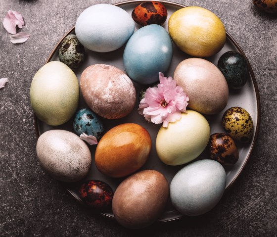 Nat&uuml;rlich gef&auml;rbte Ostereier, &copy; manuta-stock.adobe.com