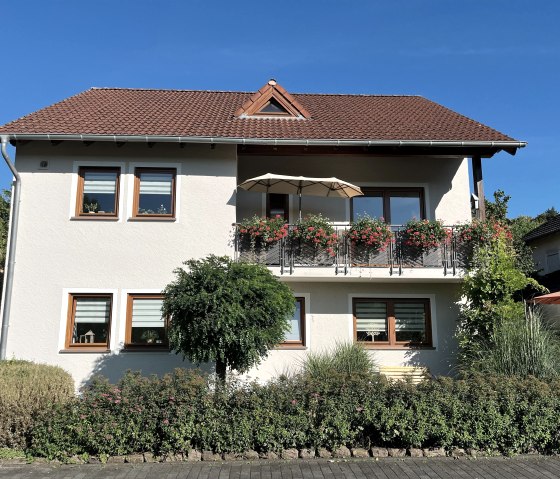 Frontansicht Haus Ferienwohnung Nimstal, &copy; Helga Becker