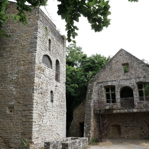 Die Ruine der Prümerburg oberhalb von Prümzurlay, © Felsenland Südeifel Tourismus GmbH