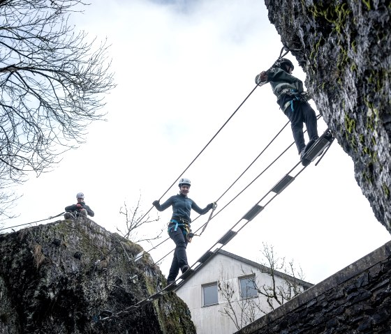 At the Hexenfall climbing passage, you cross a suspension bridge above the waterfall., &copy; Felsenland S&uuml;deifel Tourismus GmbH, LMZ Media