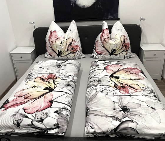 Schlafzimmer 1 mit gem&uuml;tlichem Bett