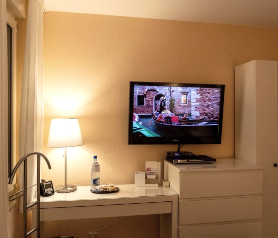 Studio - SAT-TV oder DVD aus dem Bett, &copy; Gerhard M&uuml;ller