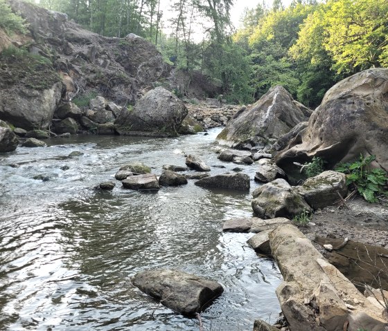 M&auml;chtige Felsbrocken - Irreler Wasserf&auml;lle, &copy; Felsenland S&uuml;deifel Tourismus GmbH / Elke Wagner