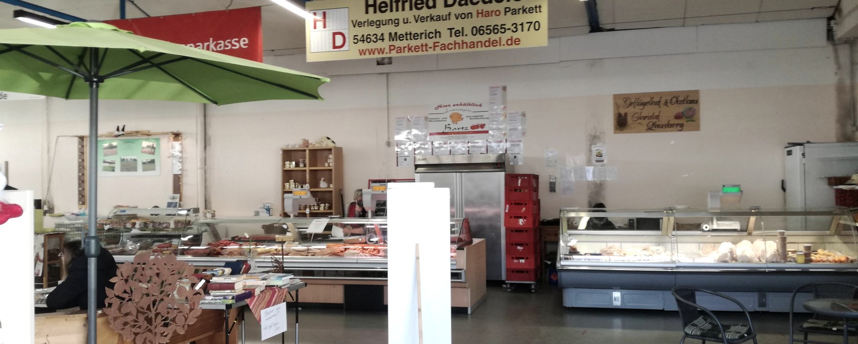 Markst&auml;nde in der Bitburger Bauernmarkthalle, &copy; Tourist-Information Bitburger Land