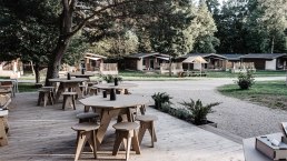 destinature-Dorf-Suedeifel-Bistro-Terrasse-vor-Blo, &copy; destinature