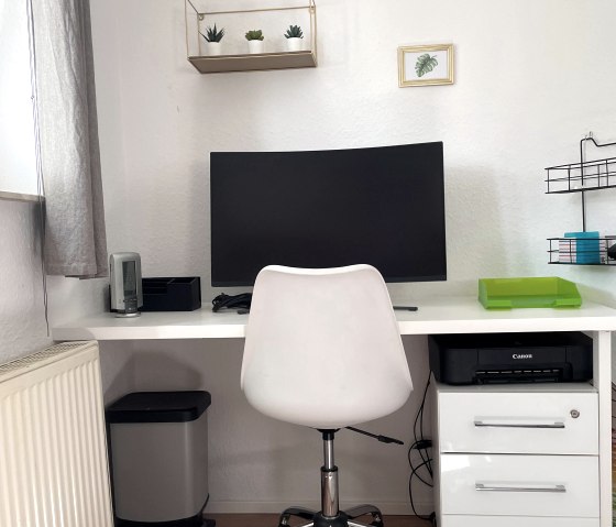 Arbeitsplatz im gro&szlig;en Schlafzimmer, &copy; Eifel Fewo