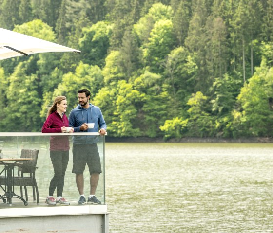 Kleine Pause im Caf&eacute; am Bitburger Stausee, &copy; Eifel Tourismus, D. Ketz
