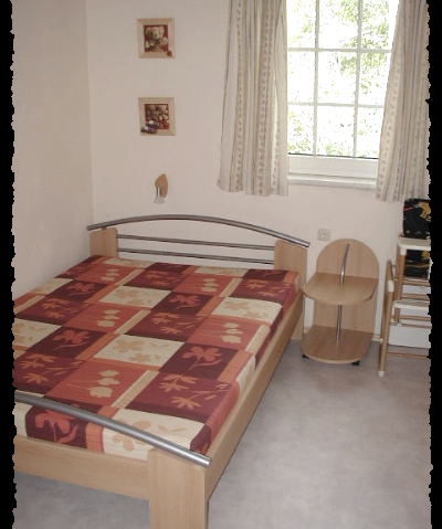 Waldbungalow Schlafzimmer, &copy; Gerta Zwicker