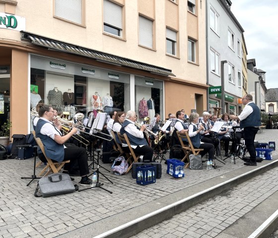 Musik  in der Stadt zum Europ. Folklore Fest, © TI Bitburger Land
