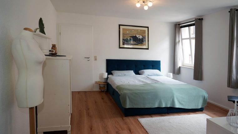 De grote slaapkamer heeft een kingsize bed (180 x 200 cm).