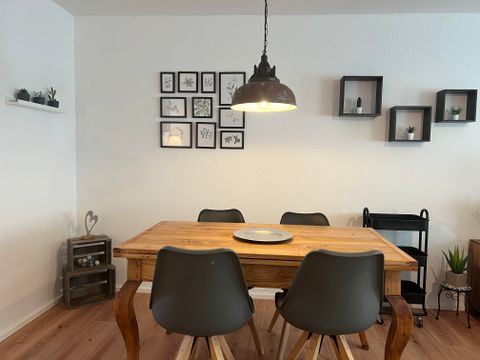 Een stijlvolle eetruimte met een uitschuifbare houten tafel en moderne stoelen.
