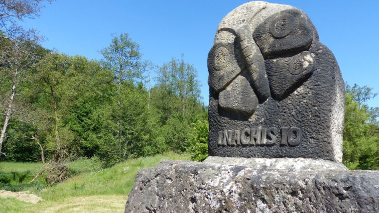 Eine Steinskulptur von einem Schmetterling mit der Aufschrift „Inachis io“