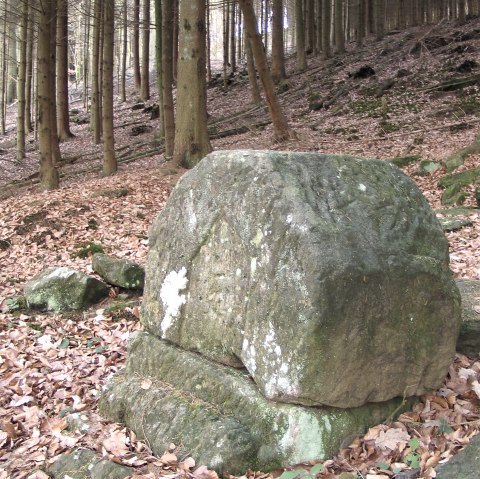 Römische Gräber von Holsthum - Hüttengrabstein, © Felsenland Südeifel Tourismus GmbH