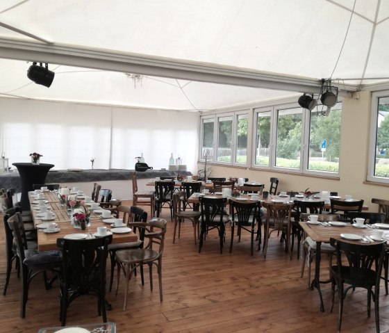 Zelt von innen eingedeckt, &copy; TI Bitburger Land