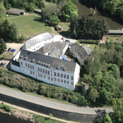 Burg Bollendorf - Luftaufnahme, © Felsenland Südeifel Tourismus GmbH