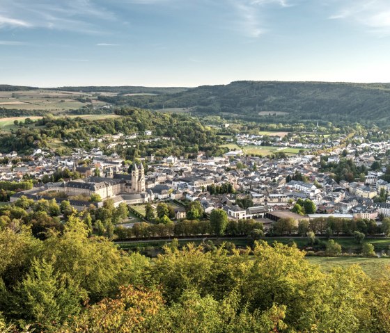 Panoramablick auf Echternach in Luxemburg, umgeben von gr&uuml;nen H&uuml;geln und W&auml;ldern, aufgenommen vom Aussichtspunkt Liboriuskapelle., &copy; Eifel Tourismus, D. Ketz