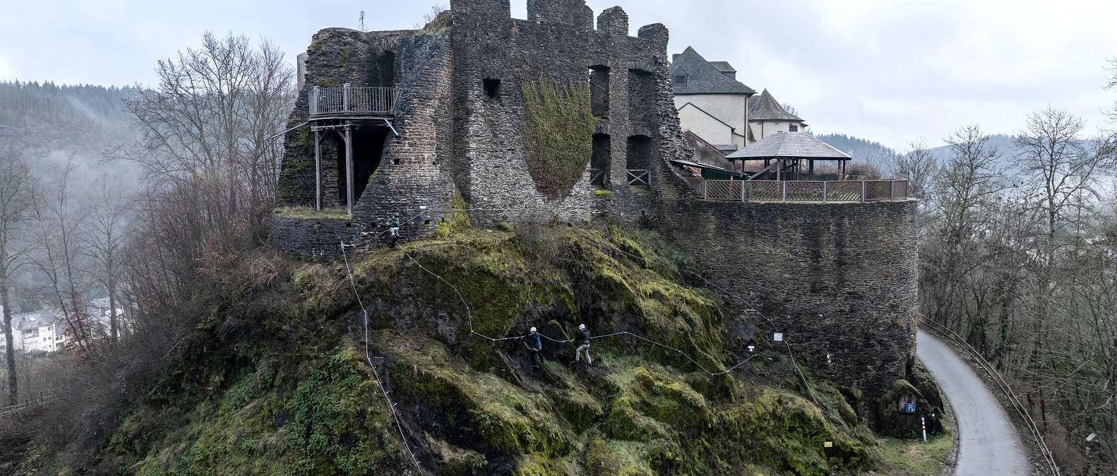 The climbing passage at the castle is the crowning glory of the Neuerburg via ferrata., &copy; Felsenland S&uuml;deifel Tourismus GmbH, LMZ Media