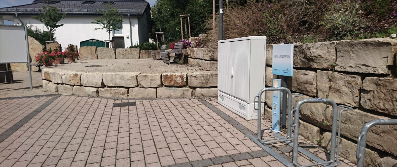 E-Bike Ladestation Dorfplatz Echternacherbr&uuml;ck, &copy; Elke Wagner, Felsenland S&uuml;deifel Tourismus GmbH