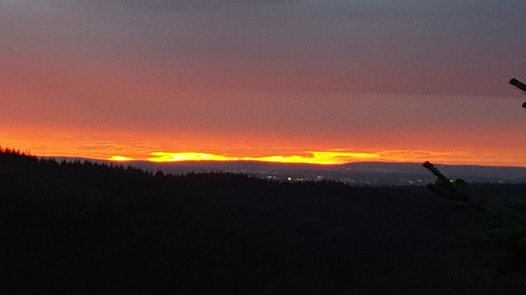 Un magnifique coucher de soleil sur les montagnes. Le ciel brille de couleurs chaudes et crée une atmosphère paisible.