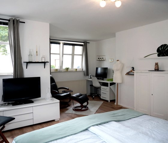 Gro&szlig;es Schalfzimmer mit Arbeitsplatz, &copy; Eifel Fewo