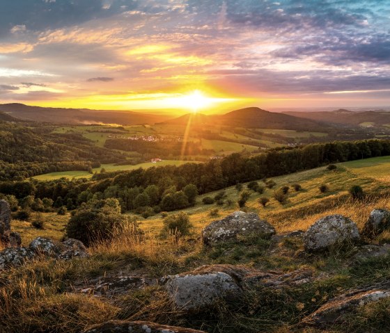 Sonnenuntergang &uuml;ber dem Simmelsberg im Naturpark Hessische Rh&ouml;n., &copy; VDN-Fotoportal/Jens Becker.