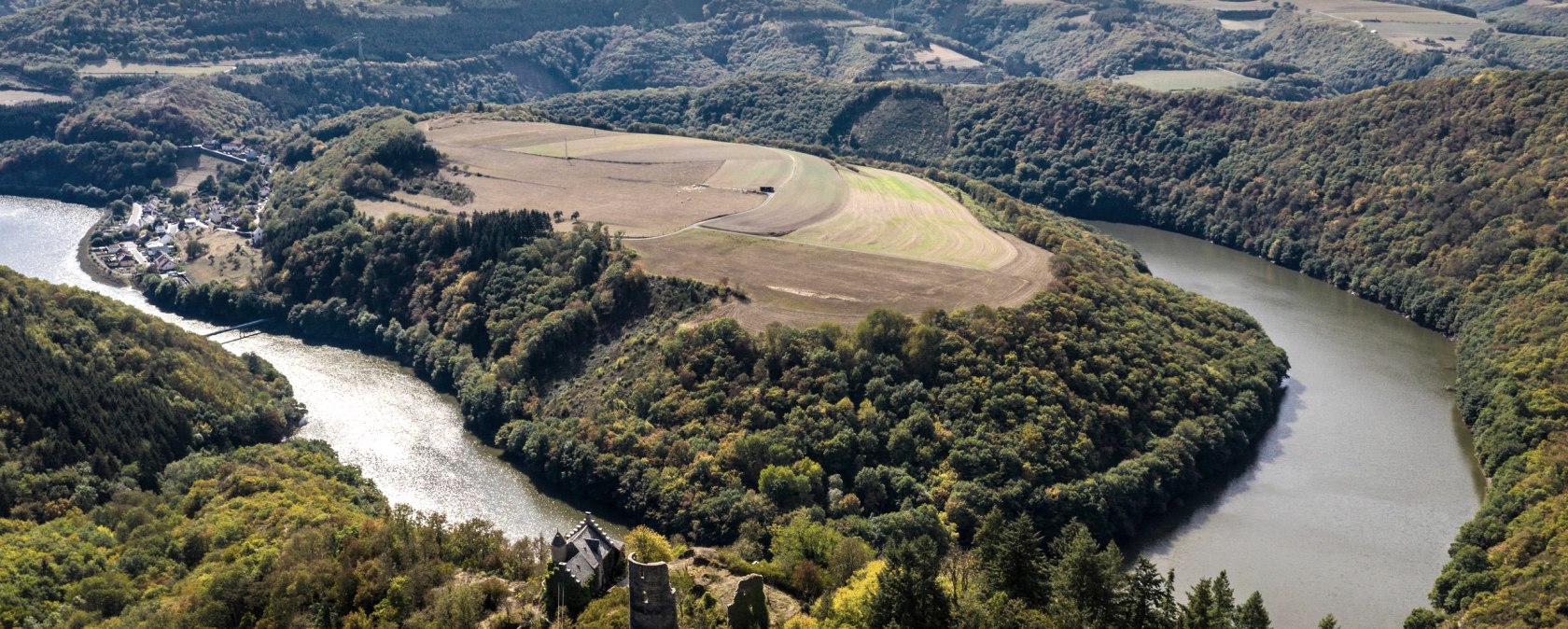 Burg Falkenstein und die Ourschleife, &copy; Eifel Tourismus GmbH, Dominik Ketz