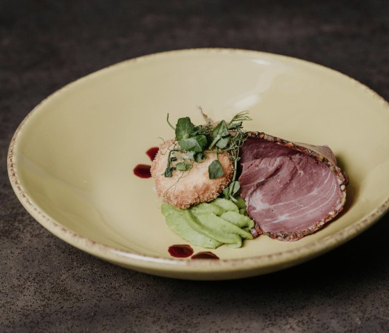 Frittiertes Eigelb auf Erbsenp&uuml;ree an hausgemachte