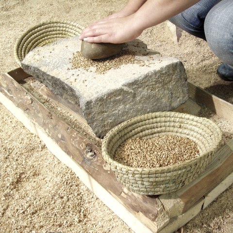 Getreide mahlen wie in der Steinzeit, &copy; Felsenland S&uuml;deifel Tourismus GmbH