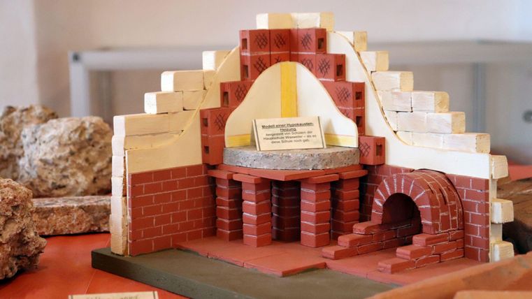 Ein Modell eines historischen Backofens aus Ziegelsteinen. Es zeigt die Struktur und das Design eines traditionellen Ofens.