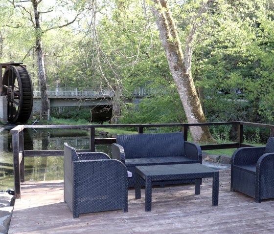 Sitzgruppe an der Irsen, &copy; Tourist-Info Islek