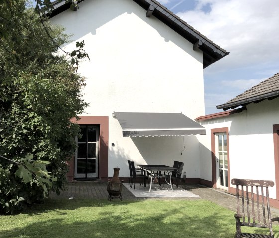 Terrasse mit Sonnenmarkise