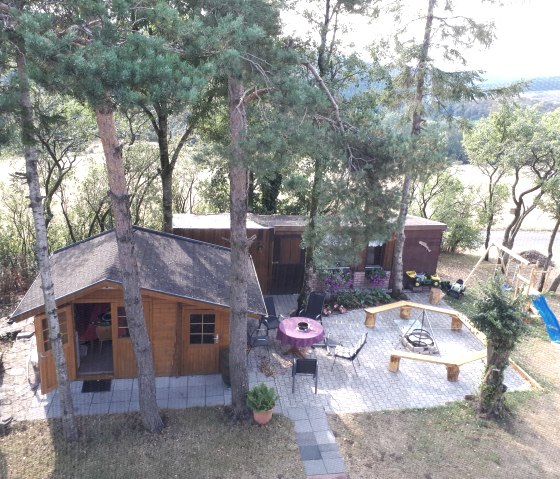 Holzh&uuml;tte und Grillplatz