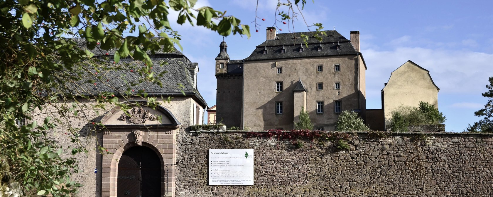 Eingang mit Burgtor, © Tourist-Information Bitburger Land