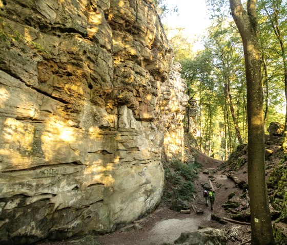 Wanderer in der Teufelsschlucht im S&uuml;den der Eifel, &copy; Eifel Tourismus GmbH, D. Ketz
