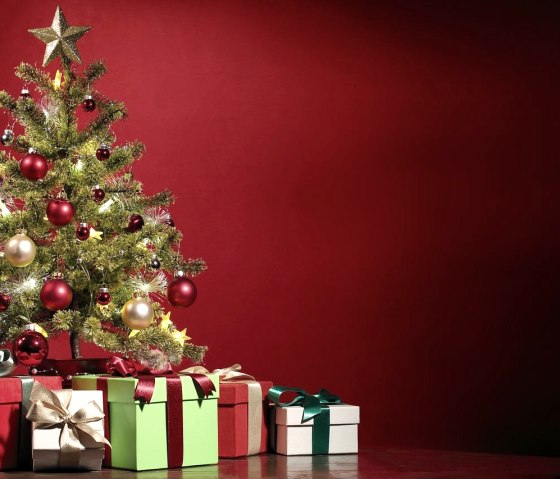 Weihnachtsbaum mit Geschenken, © Pixabay