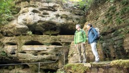 Imposante Felsw&auml;nde am Felsenweiher Ernzen, &copy; Eifel Tourismus GmbH, Dominik Ketz