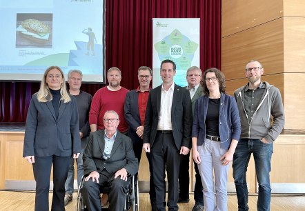 Moritz Petry (stellv. Verbandsvorsteher Zweckverband Naturpark S&uuml;deifel, 6. v. li.) freut sich gemeinsam mit den Referenten und Daniela Torgau (Gesch&auml;ftsf&uuml;hrung Zweckverband Naturpark S&uuml;deifel, 1. v. li.) sowie Indra Schaperdoth (Naturpark-Fachkraft, 8. v. li.) &uuml;ber die gelungene Veranstaltung., &copy; Naturpark S&uuml;deifel/Ansgar Dondelinger