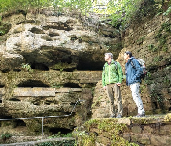Imposante Felsw&auml;nde am Felsenweiher Ernzen, &copy; Eifel Tourismus GmbH, Dominik Ketz
