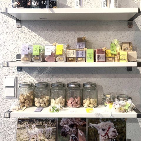 Im Shop gibt es u.a. Alpaka-Seife, © TI Bitburger Land