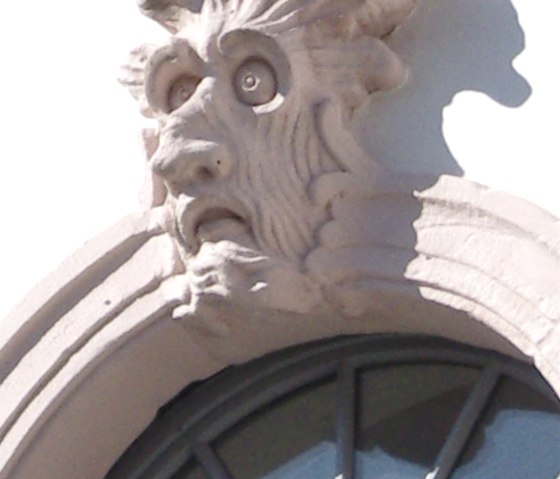 Maske an der Fassade von Schloss Weilerbach, &copy; Felsenland S&uuml;deifel Tourismus