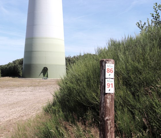 Windkraftanlage am Wanderweg Nr. 91, © Tourist-Info Islek