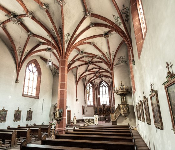 Innenansicht der Sankt Nicolaus Kirche mit beeindruckendem gotischen Gewölbe, Kirchenbänken und dekorativen Wandmalereien., © Eifel Tourismus GmbH, Dominik Ketz