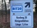 Ein Schild im Wald markiert den Wanderweg BIT20 im K&ouml;nigsw&auml;ldchen Bitburg. Der Rundweg ist 1,6 km lang und eine Laufrichtung wird empfohlen., &copy; Tourist-Info Bitburger Land