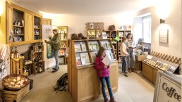 Abteihof Bollendorf - Innenansicht mit Shop, © Eifel Tourismus GmbH, Dominik Ketz