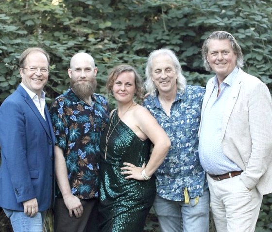 Mrs. King & Her Jewels, &copy; Tino R&ouml;ger