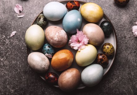 Nat&uuml;rlich gef&auml;rbte Ostereier, &copy; manuta-stock.adobe.com