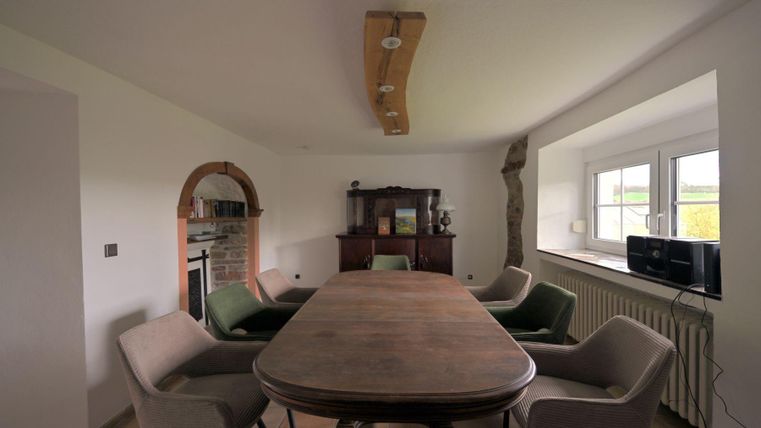Voor maaltijden of spelavonden: Grote tafel met comfortabele stoelen.
