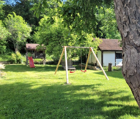 Garten und Kinderspielplatz der Irreler M&uuml;hle, &copy; Irreler M&uuml;hle Ferienwohnungen & -h&auml;user