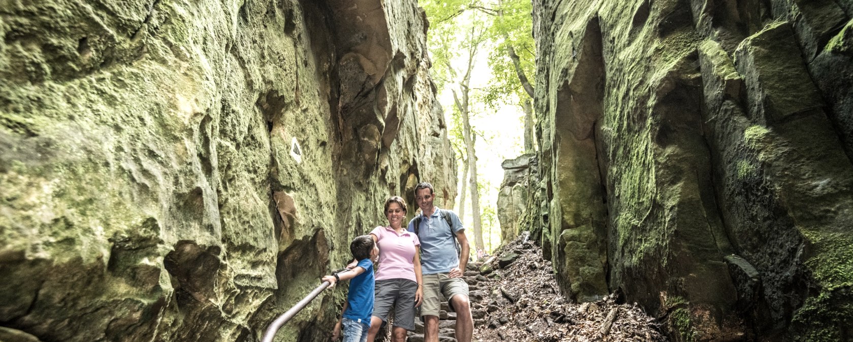 Hinunter in die Teufelsschlucht auf der Teuflischen Acht, &copy; Felsenland S&uuml;deifel Tourismus GmbH